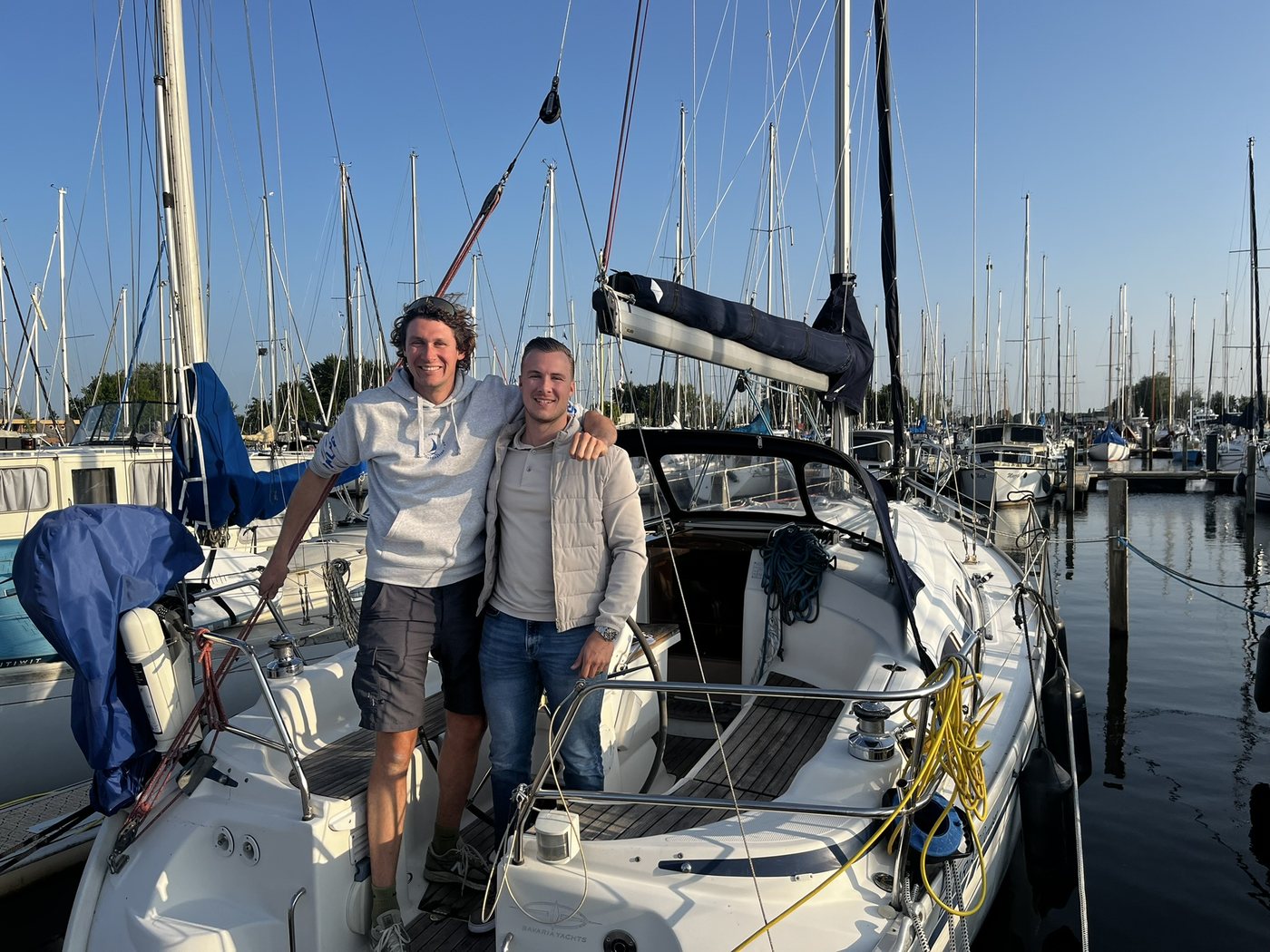 De broers achter Biesheuvel Yachting aan boord in de jachthaven